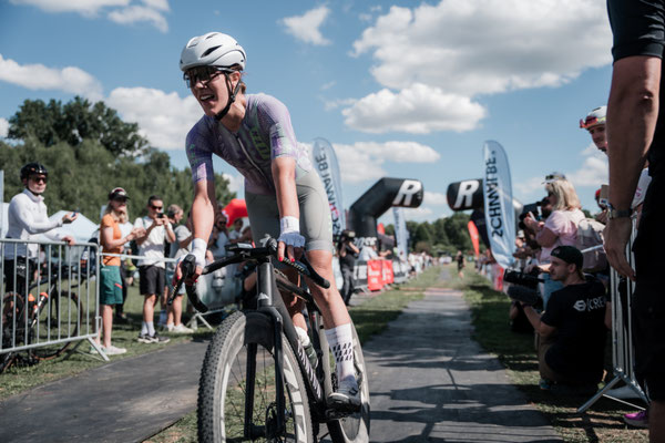Rosa Maria Klöser fuhr als Erste bei den Frauen über die Ziellinie @Sportfreunde Neuseenland