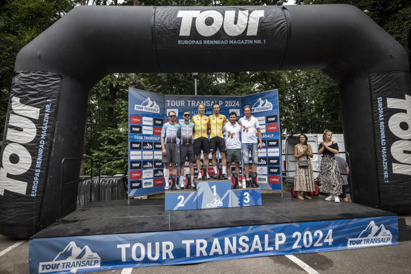 Die gut 600 Teilnehmenden das faszinierendsten und spektakulärsten Rennrad-Etappenrennen Europas  kamen nach sieben Tagen gestern in Riva del Garda am nördlichen Gardasee ins Ziel. ©Markus Greber