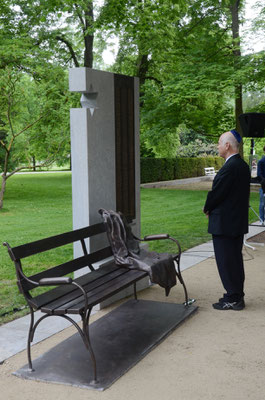 Manfred de Vries, Vorsitzender der Jüdischen Gemeinde, spricht das Totengebet Kaddisch