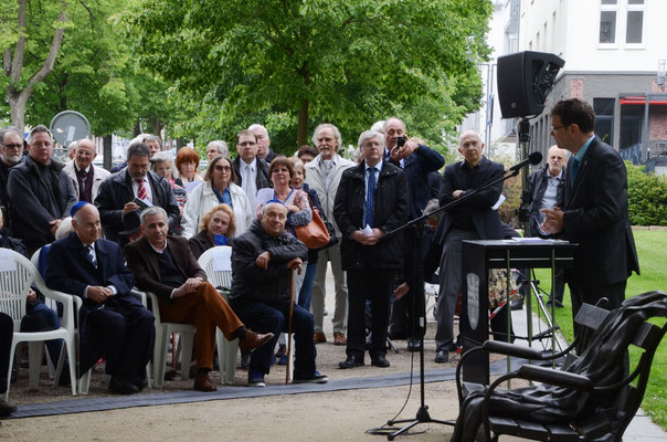 Besucher der Einweihungsfeier, darunter Mitglieder der Jüdischen Gemeinde