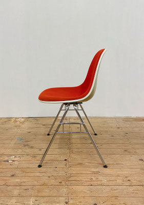Authentieke stapelbare Vitra Eames Fiberglass Side Chair DSS bijzetstoel van Charles & Ray Eames met originele rode bekleding – rechterzijaanzicht