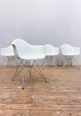 Set van 4 iconisch design Vitra Eames Plastic Arm Chair DAR eetkamerstoelen met verchroomd Eiffeltorenonderstel 