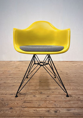 Vitra Eames Plastic Arm Chair DAR ontworpen door Charles & Ray Eames in 1950 - vooraanzicht