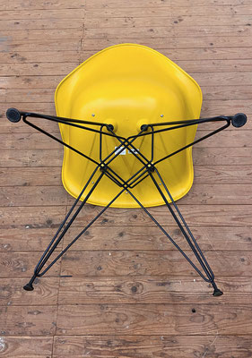 Mosterdgele Vitra Eames Plastic Arm Chair DAR met zwart gepoedercoat Eiffeltorenonderstel - vooraanzicht