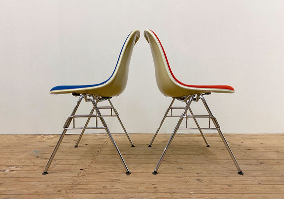 Vitra Eames Fiberglass Side Chair DSS ontworpen door Charles & Ray Eames in 1950 in originele staat