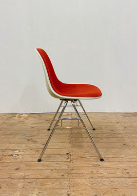 Rode vintage Eames Fiberglass Side Chair DSS bijzetstoel originele mid-century designiconen van Vitra ontworpen door van Charles & Ray Eames – linkerzijaanzicht 