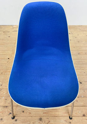 Original Fiberglass Side Chair DSS with blue upholstery designed by Charles & Ray Eames in 1950 for Vitra in good vintage state – bekleding 