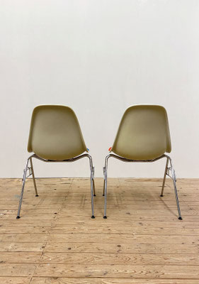 Twee vintage Eames Fiberglass Side Chair DSS bijzetstoelen originele mid-century designiconen van Vitra ontworpen door van Charles & Ray Eames