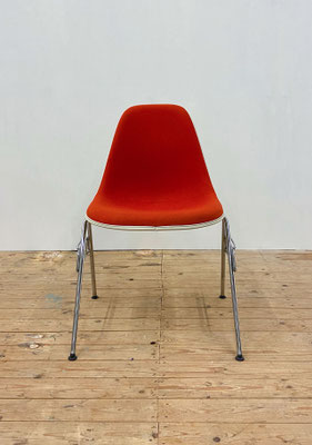 Rode vintage stapelstoel Vitra Eames Fiberglass Side Chair DSS ontworpen door Charles & Ray Eames in de jaren 50 van de vorige eeuw – vooraanzicht 