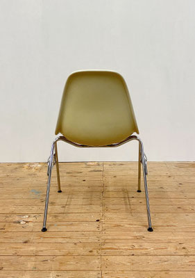 Rode bijzetstoel van fiberglas van het iconische ontwerpduo Charles & Ray Eames, ontworpen in 1950 voor Vitra – achterkant 