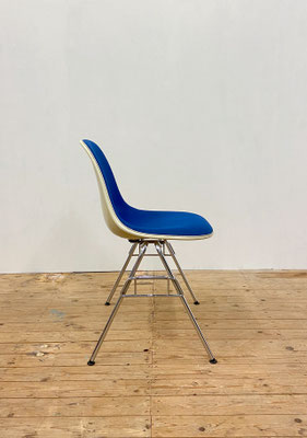 Blauwe vintage Eames Fiberglass Side Chair DSS bijzetstoel originele mid-century designiconen van Vitra ontworpen door van Charles & Ray Eames – linkerzijaanzicht