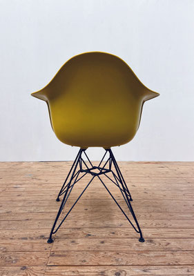 Mosterdgele Vitra Eames Plastic Arm Chair met zwart gepoedercoat Eiffeltorenonderstel, ontworpen door Charles & Ray Eames in 1950 - achterkant