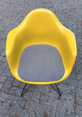 Vitra Eames Plastic Arm Chair DAR met mosterdgele zitschaal en Hopsak Nero/Ivory bekleding zitkussen geproduceerd in 2017 - bovenaanzicht