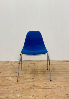 Blauwe vintage stapelstoel Vitra Eames Fiberglass Side Chair DSS ontworpen door Charles & Ray Eames in de jaren 50 van de vorige eeuw – vooraanzicht 