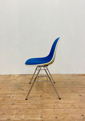 Authentieke stapelbare Vitra Eames Fiberglass Side Chair DSS bijzetstoel van Charles & Ray Eames met originele blauwe bekleding – rechterzijaanzicht 