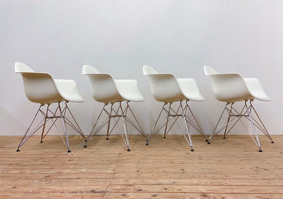 Set van 4 tijdloze Vitra Eames Plastic Arm Chair DAR eetkamerstoelen met complex geconstrueerd onderstel van verchroomd staaldraad