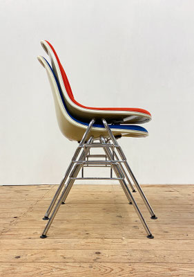 Twee authentieke stapelbare Vitra Eames Fiberglass Side Chair DSS bijzetstoelen van Charles & Ray Eames uit 1960-1970