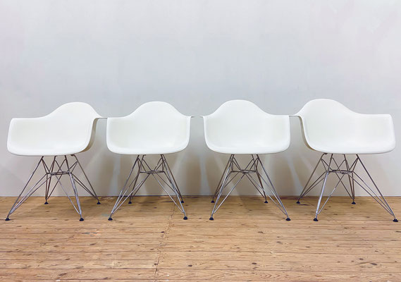 Set van 4 witte Vitra Eames Plastic Arm Chair DAR eetkamerstoelen ontworpen door Charles & Ray Eames in 1950