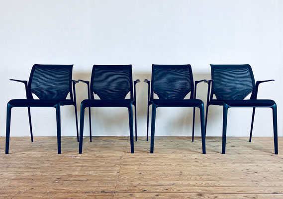 4 x Vitra MedaSlim zwarte bezoekers- en conferentiestoelen met armleuningen die garant staan voor langdurig zitcomfort