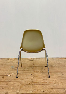 Blauwe bijzetstoel van fiberglas van het iconische ontwerpduo Charles & Ray Eames, ontworpen in 1950 voor Vitra – achterkant 