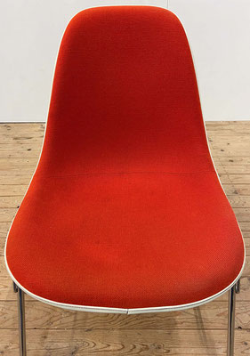 Original Fiberglass Side Chair DSS with red upholstery designed by Charles & Ray Eames in 1950 for Vitra in good vintage state – bekleding 