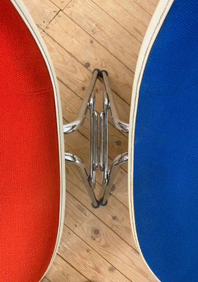 Twee iconische Eames Fiberglass Side Chair DSS van Charles & Ray Eames uit 1960-1970 van het merk Vitra met rode en blauwe bekleding