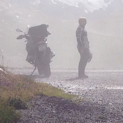 Überrascht durch Nebel. Auf dem Sustenpass im Herbst.