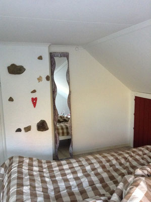 großes Schlafzimmer mit Doppelbett 180 x 200