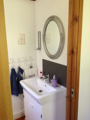 kleines Bad mit WC und Waschbecken