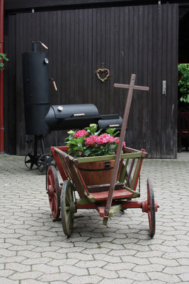 4 Dekorierter Bollerwagen/Decorated cart
