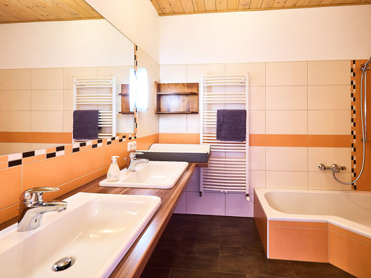 Bad mit Doppelwaschtisch und Badewanne