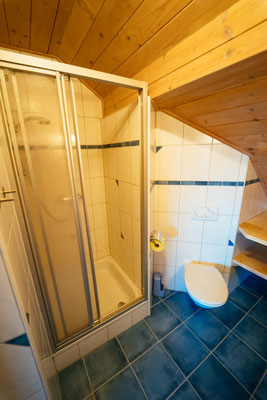 Bad mit Dusche und WC