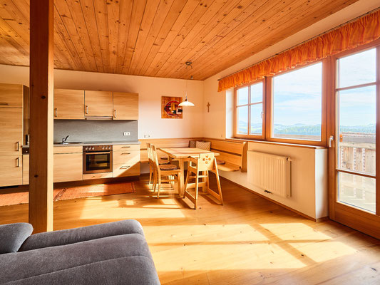 Wohnküche in der Ferienwohnung "Sternenblick" mit Sitzecke und großem Panoramafenster