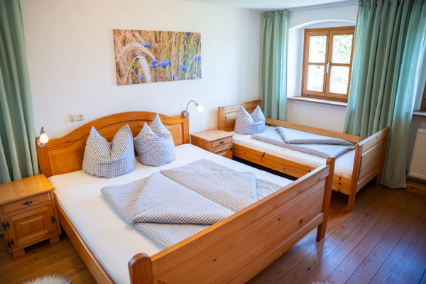 Bett statt als Familienbett als Doppelbett und Einzelbett gestellt