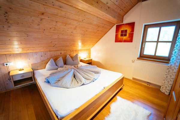 Schlafzimmer mit Doppelbett