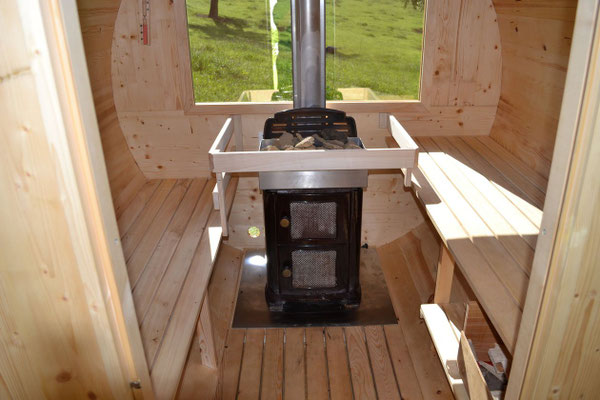 Blick aus der Fasssauna auf die Kuhweide am Biohof Stadler