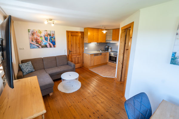 Wohnküche mit Blick auf das Sofa und Küche