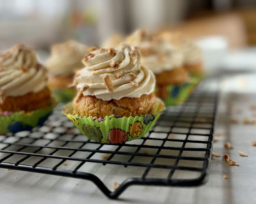 „Glutenfreie Möhrenmuffins mit knusprigem Topping – ein Genuss für jeden Anlass“