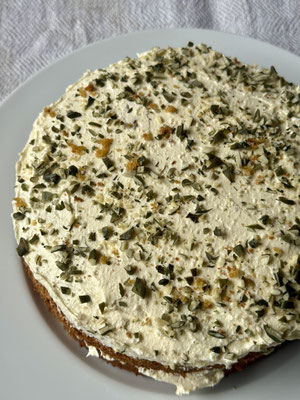 Glutenfreier Karottenkuchen mit Buttercreme – saftig und klassisch interpretiert