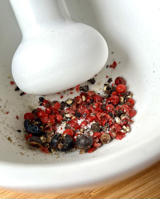 Rosa Beeren (roter Pfeffer) frisch zerstoßen – aromatische Würze fürs Oxymel