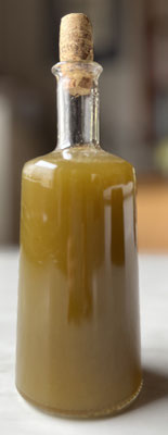 Klar abgeseihtes Würz-Oxymel – bereit zum Einsatz in Dressings, Dips und Marinaden