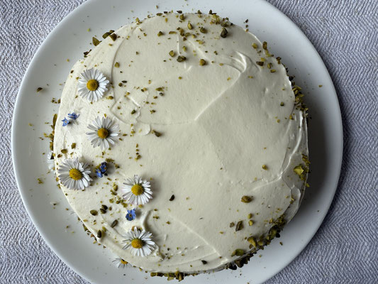 Fröhlich gefüllt, frisch gefrostet – Cream Cheese Frosting trifft auf Karotte