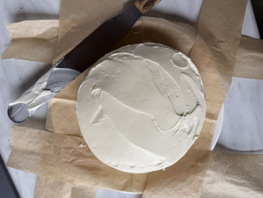 Gefüllt mit Frischkäsecreme – Kamut-Carrot-Cake angeschnitten und serviert