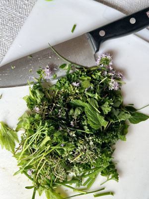  Frische Küchenkräuter wie Bohnenkraut, Thymian & Co. – für das würzige Oxymel