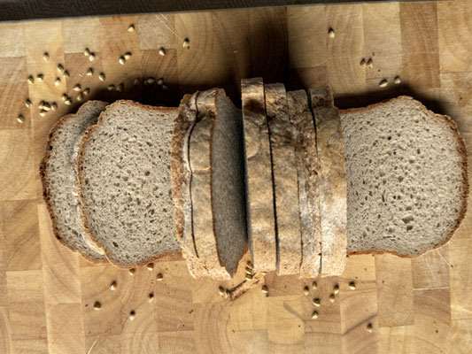 Buchweizen-Sandwichbrot im Anschnitt – weiche, elastische Krume