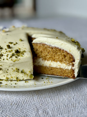 Angeschnittener Kamut-Karottenkuchen schön präsentiert auf dem Teller