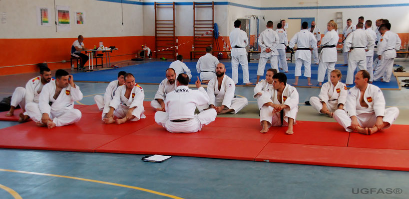 El director de UGFAS, impartiendo una clase practica de Judo