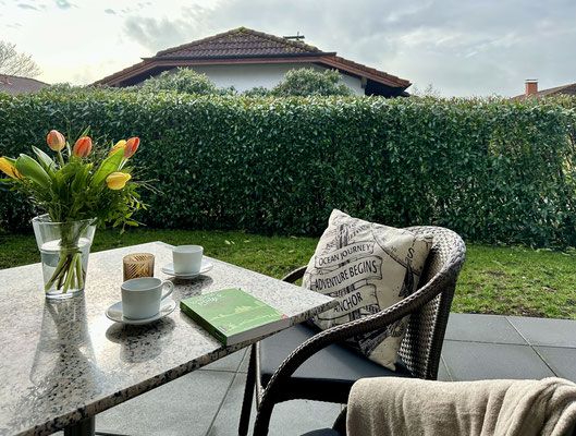 Mit einem Kaffee und einem Buch auf der Terrasse entspannen