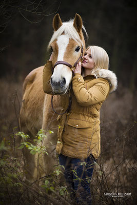 Haflinger, Kuschelfoto Pferd und Mensch