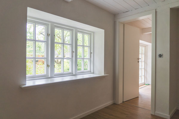 Holz-Zargenfenster mit profilierter und lackierter Fensterbank.